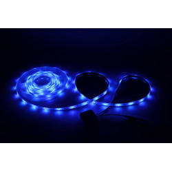 RGB LED pásek svíticí modrou barvou.