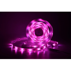 RGB LED pásek svíticí růžovou barvou.