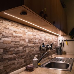 Kompletní osvětlení kuchyňské linky LED páskem a bezdotykovým ovladačem na mávnutí Walder Wave.