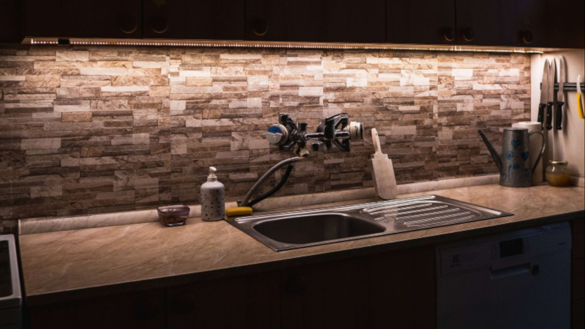 Kuchyňská linka osvětlena naším kompletem pro kompletem pro bezdotykové osvětlení kuchyňské linky